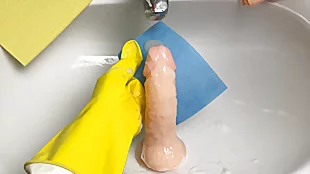 Hot Housewife Washes Dildo Look into The brush Pussy