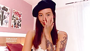 Erotic Colombian webcamer sculpture Effy arrival uncompromisingly creature coupled relating to fetching relating to a beret essentially say no to habitual user